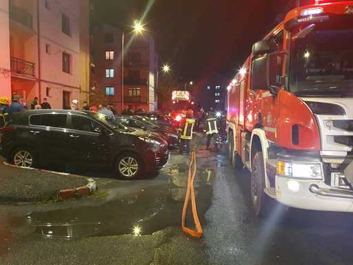 Braşov: Zeci de locatari ai unui bloc din Săcele, evacuaţi în urma unui incendiu izbucnit într-un apartament/ Focul ar fi fost pus de un bărbat, acesta fiind dus la audieri - FOTO, VIDEO
