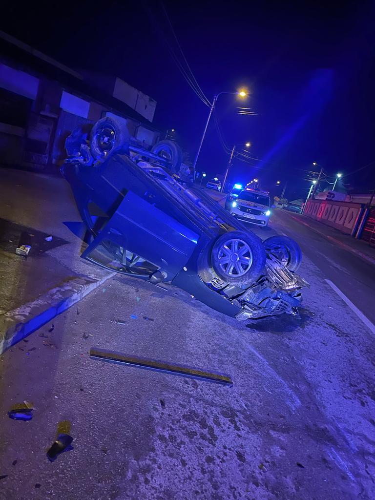 Şofer aflat sub influenţa alcoolului, urmărit de poliţişti pe străzile din Craiova / El a lovit două maşini parcate şi s-a răsturnat - VIDEO