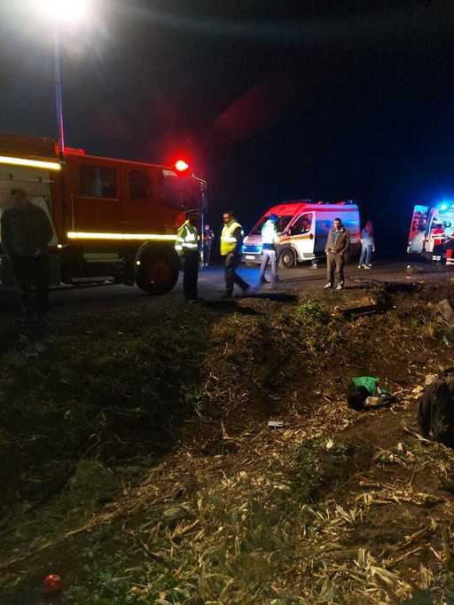 Mobilizare de forţe pentru găsirea şoferului maşinii pline cu migranţi care s-a răsturnat pe un drum din Timiş/ Zona este survolată de un elicopter 