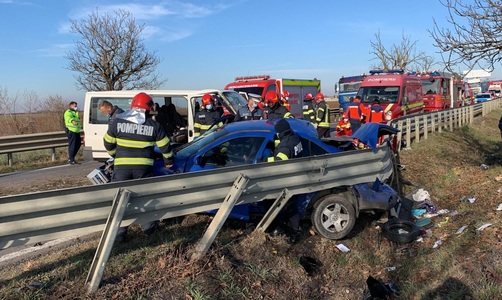 Bihor: Accident între un microbuz şi un autoturism, 6 persoane fiind implicate / Un copil este în stop cardio-respirator / Circulaţia rutieră este blocată 