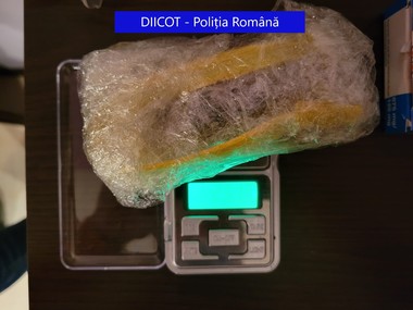 Buzău: Bărbat prins în flagrant cu 10 kilograme de cannabis, ascuns într-un colet, printre alimente şi pachete cu cafea / Drogurile, trimise din Spania, printr-o firmă de curierat - VIDEO