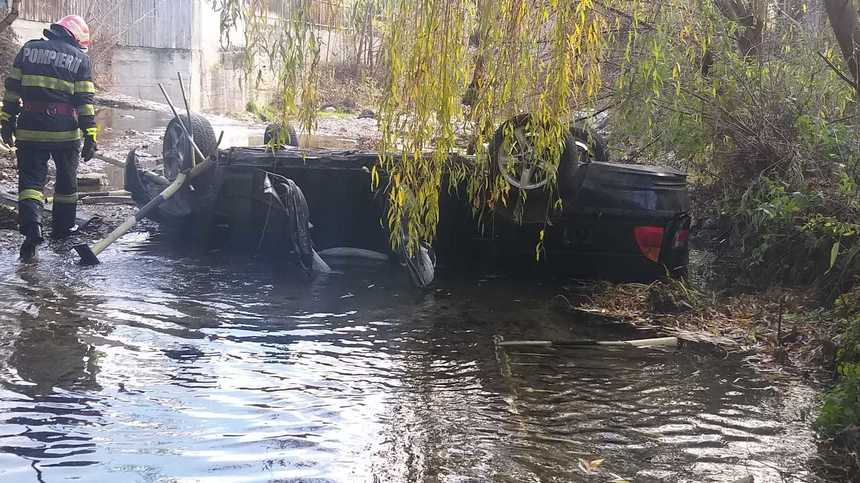 Vâlcea: Autoturism căzut pe plafon în râul Olăneşti. O persoană a fost rănită - FOTO, VIDEO