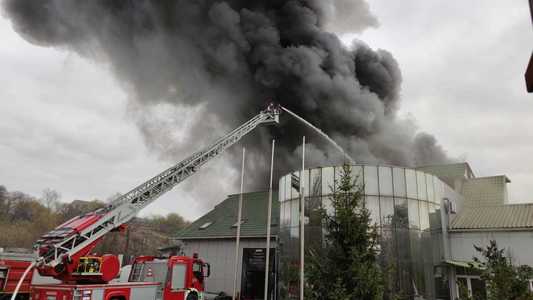Incendiu cu degajări mari de fum la o hală de producţie a preparatelor din carne, în judeţul Olt/ Intervin pompieri din trei judeţe - FOTO, VIDEO