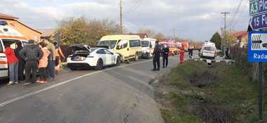 UPDATE - Accident rutier în care au fost implicate un microbuz şcolar şi un autoturism, în Prahova/ ISU Prahova: 12 copii şi şoferul microbuzului, transportaţi la spital - FOTO