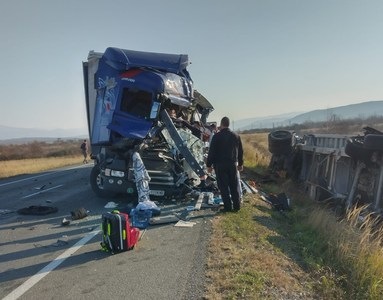 Un mort şi un rănit după un accident în care au fost implicate patru TIR-uri, pe centura municipiului Caransebeş/ Traficul este blocat - FOTO