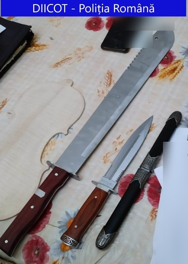 Mureş: 25 de percheziţii într-un dosar de camătă şi şantaj, în care 12 persoane sunt suspectate că au dat bani împrumut la sute de persoane, solicitând returnarea unor sume mult mai mari