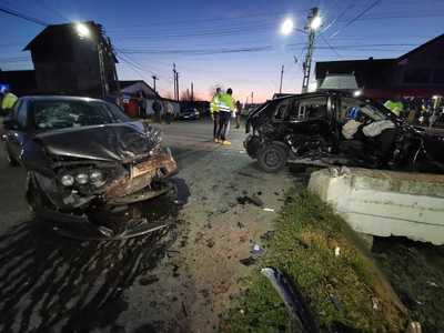Accident cu un mort şi cinci răniţi, între care un copil, în judeţul Iaşi. Au fost implicate trei maşini