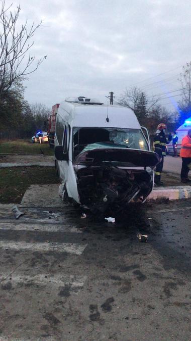 Olt: Zece persoane rănite, după ce un microbuz a intrat într-un cap de pod - FOTO, VIDEO