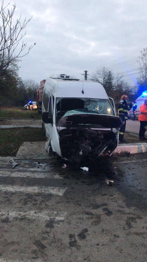 Olt: Zece persoane rănite, după ce un microbuz a intrat într-un cap de pod - FOTO, VIDEO