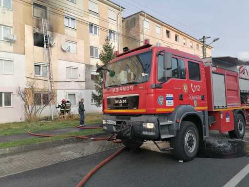 Sibiu: Doi adolescenţi, transportaţi la spital cu arsuri în urma unui incendiu izbucnit într-un apartament/ Circa 30 de locatari ai blocului s-au autoevacuat 