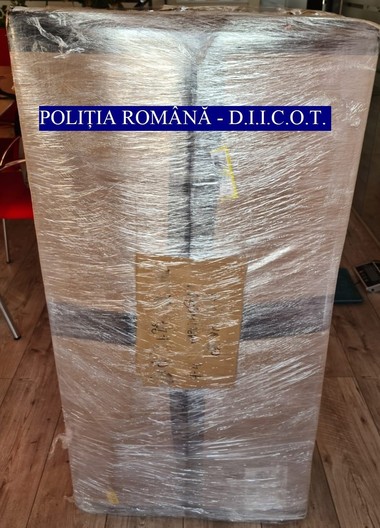 Patru persoane care ar fi adus din Spania cantităţi importante de droguri, reţinute de DIICOT/ Doi suspecţi, prinşi în flagrant când ridicau colete cu peste 15 kilograme de cannabis şi 500 de grame de cocaină/ Alte 52 de kilograme de cannabis, găsite - VIDEO