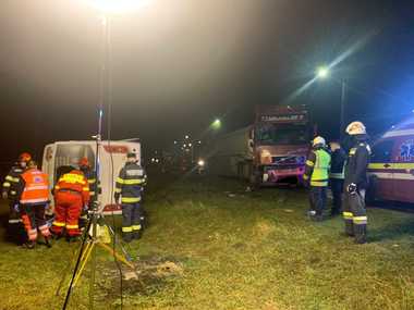 Bilanţ final al accidentului din Bistriţa-Năsăud: Un bărbat a murit şi un altul este în stare gravă / Celelalte 13 persoane nu au avut nevoie să fie transportate la spital
