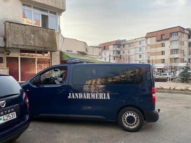 Argeş: Dosar penal pe numele unui bărbat care a încercat să intre în sediul Trezoreriei cu certificatul de vaccinare al altei persoane