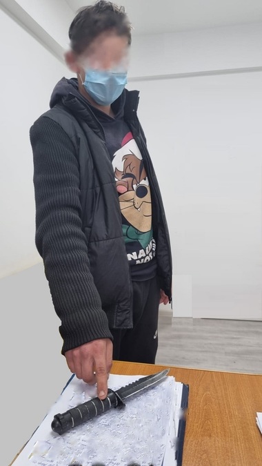 Galaţi - Adolescent de 16 ani, cercetat de Poliţie după ce a ameninţat cu cuţitul un bărbat de 60 de ani care îi făcuse observaţie, cerându-i să-şi strângă mâncarea scăpată pe jos - FOTO, VIDEO