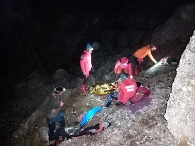 Acţiune a salvamontiştilor pe Valea Prahovei, unde o alpinistă a căzut şi s-a rănit - FOTO
