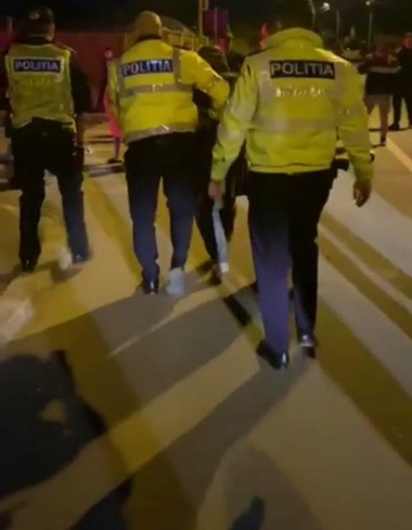 Şofer fără permis, prins de poliţişti după o urmărire în Craiova. El s-a oprit cu maşina într-un gard şi a încercat să scape sărind într-o curte  - FOTO
