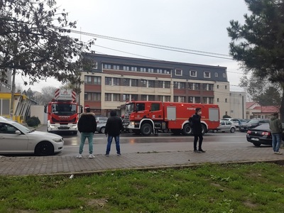 UPDATE - Ameninţare cu bombă la Curtea de Apel Constanţa şi la Judecătoria Medgidia / 400 de persoane au fost evacuate / Verificările s-au finalizat, nefiind descoperite probleme - FOTO
