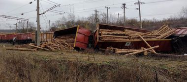 Mehedinţi: Trei vagoane ale unui tren de marfă au deraiat în staţia Balota / Circulaţia feroviară este închisă
