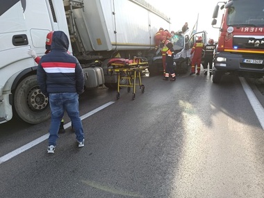 Teleorman: Apel al procurorilor către persoanele care au date despre accidentul în care un om a murit într-o dubă strivită de două TIR-uri
