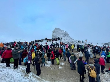Salvamont Dâmboviţa - Mii de oameni au urcat pe Platoul Bucegilor de Ziua Sfinxului. Au fost necesare cinci intervenţii pentru salvarea a şase persoane - FOTO, VIDEO