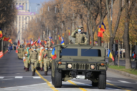 1.500 de militari, 100 de mijloace tehnice şi 30 de aeronave, la parada militară organizată de Ziua Naţională a României , la Arcul de Triumf / Ceremonie militară şi la Alba Iulia