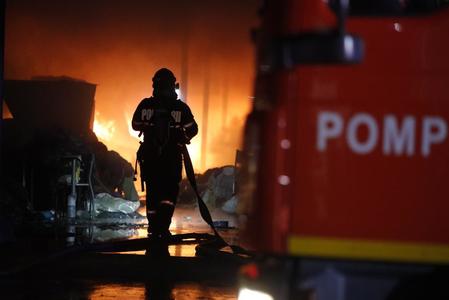 Incendiu de proporţii la un depozit de mobilă din Zona Industrială a Buzăului / Focul s-a extins la un depozit de materiale textile - FOTO