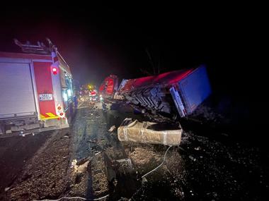 UPDATE - Caraş-Severin: Un băiat de 14 ani, a patra persoană decedată în accidentul de pe DN 6 / Trei tineri, aflaţi în maşina implicată în eveniment au murit / Şoferul autoturismului avea 19 ani / Cum s-a produs accidentul - FOTO