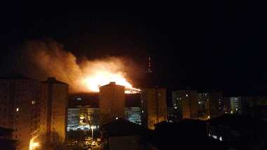 Incendiu de proporţii în Piatra Neamţ - Focul a cuprins vegetaţie uscată, dar se poate extinde la locuinţe şi la o mănăstire / Vântul bate cu putere, intervenţia pompierilor fiind dificilă - FOTO / VIDEO