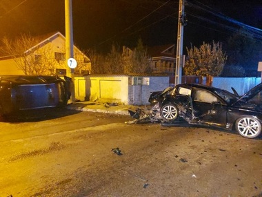 Slobozia - Patru tineri răniţi grav după ce două maşini s-au ciocnit într-o intersecţie din oraş. Unul dintre şoferi consumase alcool / O conductă de gaz a fost deteriorată în urma accidentului - FOTO