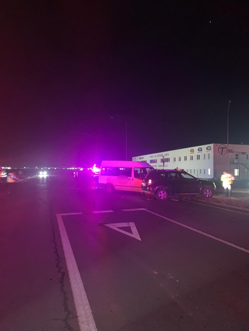 Un autoturism şi un microbuz cu şapte pasageri s-au ciocnit, în municipiul Sibiu/ Un bărbat din microbuz a fost transportat la spital