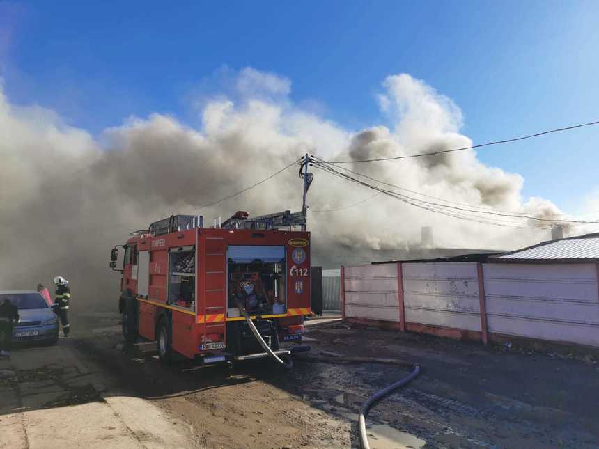 Incendiu la mai multe barăci din Constanţa. O persoană a fost rănită, fiind transportată la spital