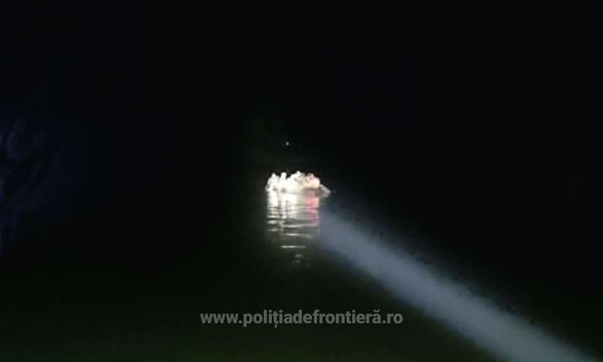 Mehedinţi: 22 de migranţi care se aflau în pericol pe Dunăre, într-o barcă pneumatică al cărei motor se stricase, salvaţi de poliţiştii de frontieră - VIDEO