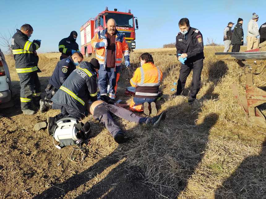 Accident de muncă în judeţul Vaslui, un bărbat a murit după ce un tractor s-a răsturnat peste el 