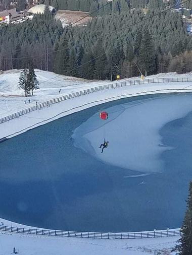 UPDATE - Parapantist agaţat în cablurile telecabinei din Poiana Brasov / Victma este conştientă, dar a suferit multiple traumatisme la coloană şi bazin / Bărbatul a căzut de la aproximativ 40 de metri - FOTO/ VIDEO