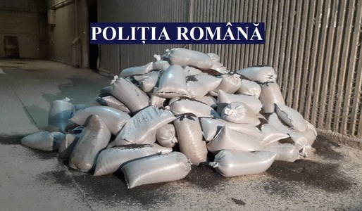 Constanţa: Peste 12 tone de seminţe de floarea-soarelui, furate de pe o barjă aflată pe Dunăre / Un bărbat a fost arestat preventiv 
