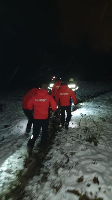 Braşov: Intervenţie a salvamontiştilor pentru a prelua, dintr-o pădure, o tânără cu tendinţe de automutilare, care s-a tăiat pe abdomen şi membre - FOTO, VIDEO