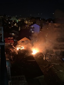 UPDATE - Explozie urmată de incendiu la o pensiune din Cluj - o femeie din Timiş, găsită carbonizată / Vecini: ”S-a cutremurat tot blocul” / Cauza - acumulare de gaze / Boc: Analizăm starea clădirilor învecinate/ Maşini şi case, afectate - FOTO, VIDEO