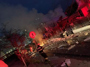 Femeia care a murit în explozia din Cluj era din judeţul Timiş / Cei doi bărbaţi răniţi sunt din judeţul Harghita / Suflul exploziei a afectat imobile şi maşini pe 30 de metri / Alte 4 persoane au avut nevoie de îngrijiri 
