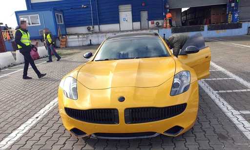 Autoturism de lux, confiscat în Portul Constanţa, deoarece autorităţile consideră că preţul acestuia a fost subevaluat 