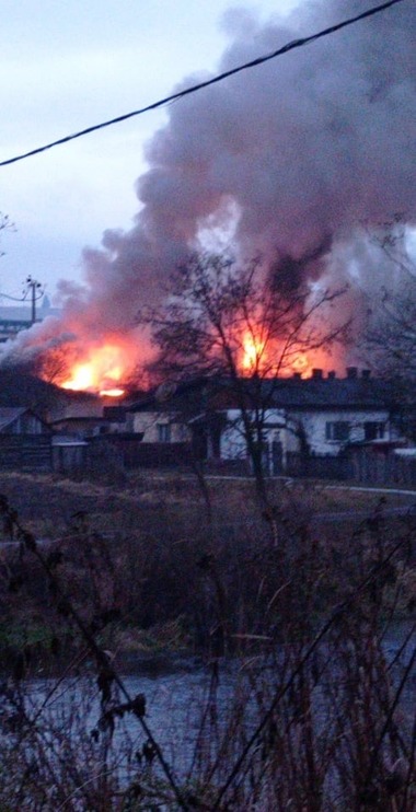 Harghita: Incendiu izbucnit la o garsonieră dintr-un bloc din Gălăuţaş/ Focul a cuprins ulterior întreaga clădire/ O femeie şi un copil, la spital cu atac de panică/ Circa 30 de persoane s-au evacuat