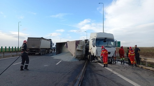 Constanţa: Accident rutier pe A4, după ce un camion a rupt parapeţii şi a pătruns pe sensul opus, lovind un alt camion. Unul dintre autovehicule a luat foc - FOTO, VIDEO
