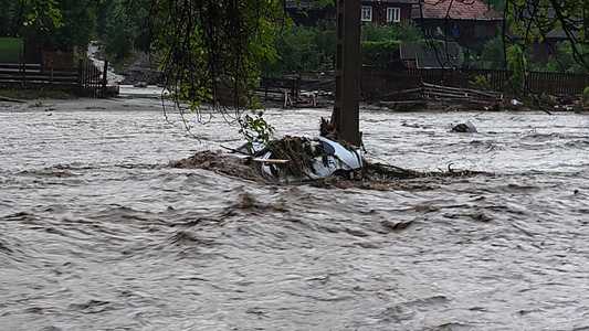 Prahova: Bărbat salvat de pompieri după ce autoturismul în care se afla a fost răsturnat de o viitură / Case inundate în zona de nord a judeţului
