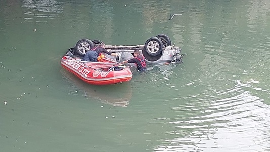 UPDATE - Autoturism căzut în râul Dâmboviţa, în zona Podului Ciurel din Capitală  / Precizările Poliţiei Rutiere / Şoferul, transportat la spital, cu manevre de resuscitare în derulare - FOTO, VIDEO
