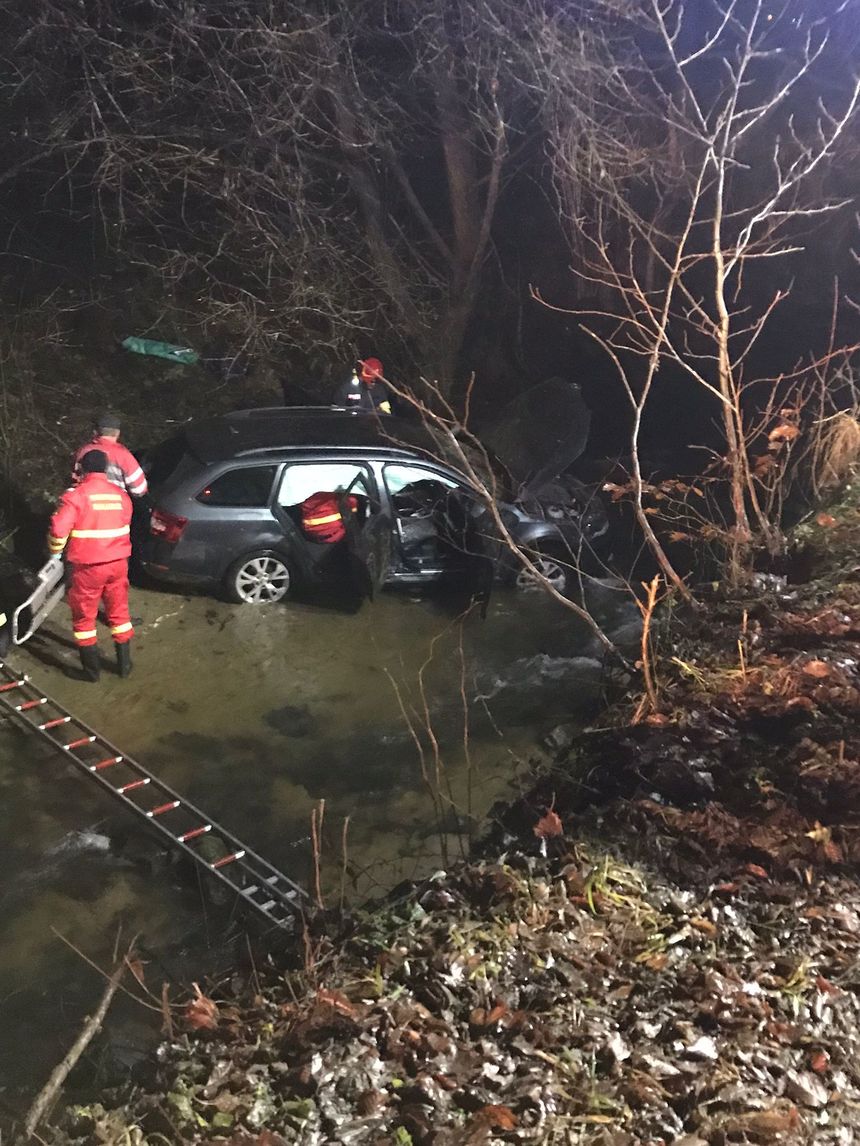 Sibiu: Un bărbat a căzut cu maşina într-un râu, la o diferenţă de 4 metri faţă de şosea / Pompierii au intervenit pentru scoaterea şoferului din autoturism / Poliţiştii au stabilit că băuse 