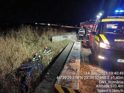 Cluj: Un tânăr de 20 de ani a căzut cu maşina într-o râpă de 3 metri / Pompierii au intervenit cu o scară pentru a-l ajuta să urce pe şosea 
