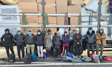 Arad: 25 de migranţi din Afganistan şi India, prinşi încercând să treacă ilegal graniţa ascunşi în TIR-uri sau deplasându-se pe jos