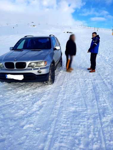 Doi bărbaţi, tată şi fiu, amendaţi pentru că au mers cu SUV-urile pe pârtia de schi din staţiunea Muntele Mic 