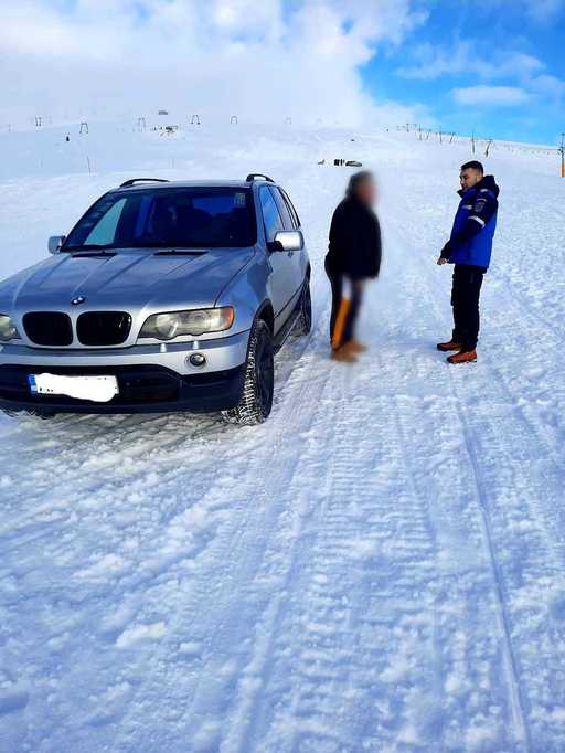 Doi bărbaţi, tată şi fiu, amendaţi pentru că au mers cu SUV-urile pe pârtia de schi din staţiunea Muntele Mic 