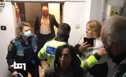 Poliţia prezintă şirul evenimentelor în scandalul dintre Diana Şoşoacă şi echipa de jurnalişti din Italia – Senatoarea a sunat la 112 la ora 16.02, iar jurnaliştii au părăsit sediul Poliţiei la 23.35 / Trei dosare penale  