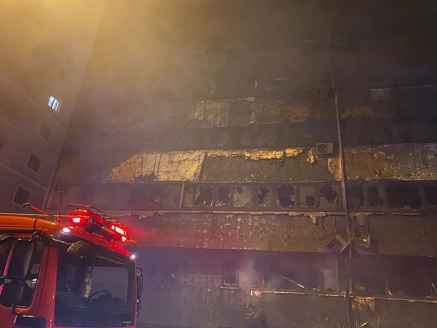 ISU a anunţat că 35 de apartamente au fost afectate de flacără în blocul din Constanţa unde a izbucnit un incendiu